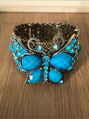 Gorgeous Turquoise Butterfly beaded Bracelet - Women Jewelry